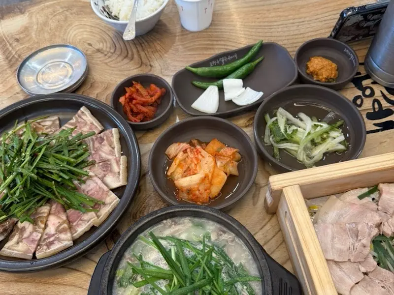 푸짐하게 차려진 순대국과 편백 보쌈 한 상