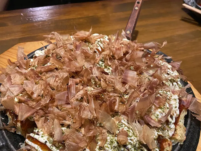 가쓰오부시가 듬뿍 올라간 오코노미야키