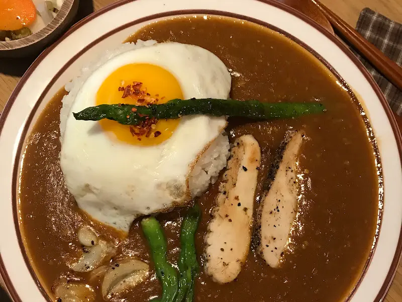 구름식당 내부의 테이블과 의자