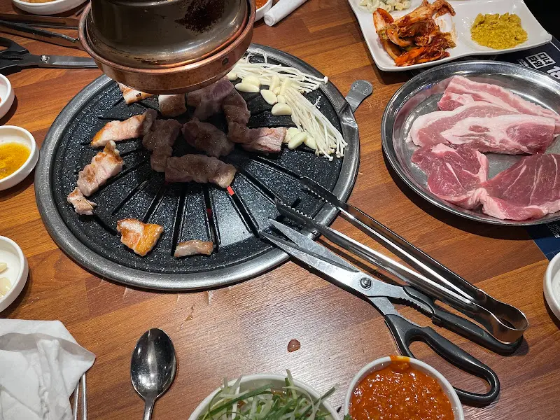 숯불 위에서 맛있게 구워지고 있는 삼겹살