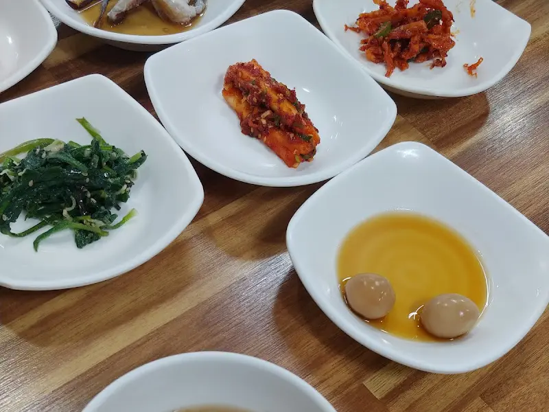 두남자와어머니청국장 밑반찬 클로즈업