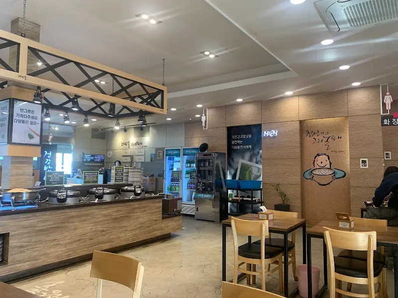 깔끔하고 넓은 식당 내부