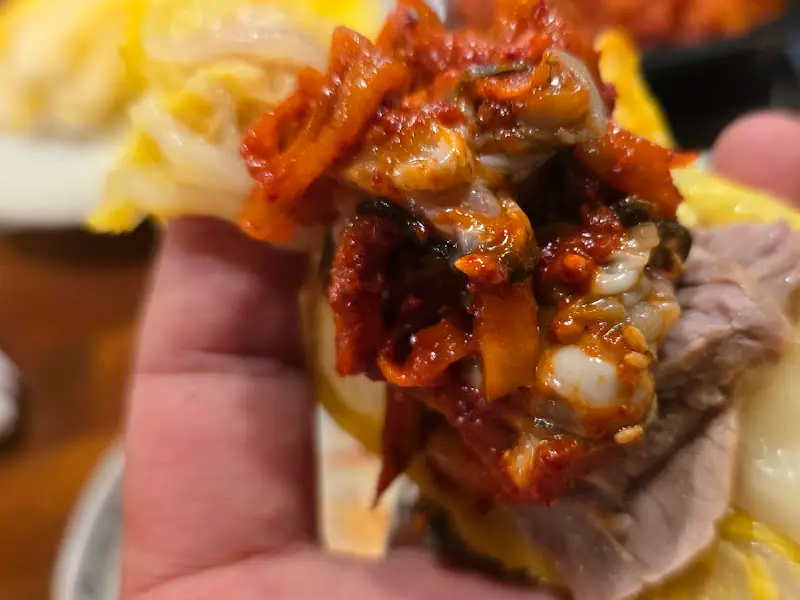 손에 들린 굴보쌈 쌈