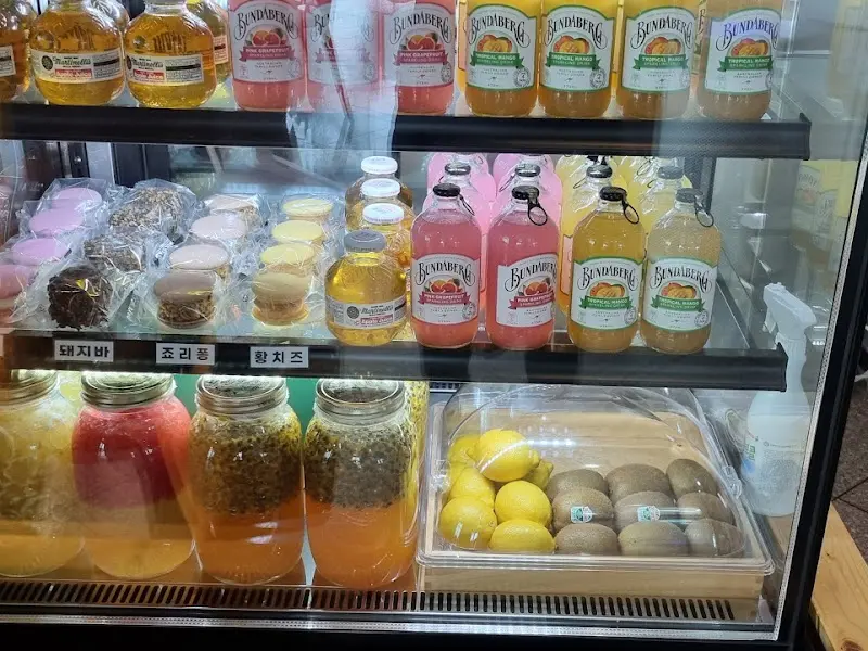 쇼케이스에 진열된 수제 음료와 디저트