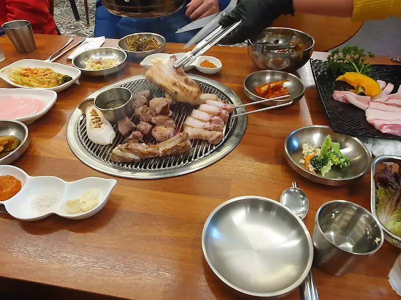 흑돼지와 다양한 밑반찬