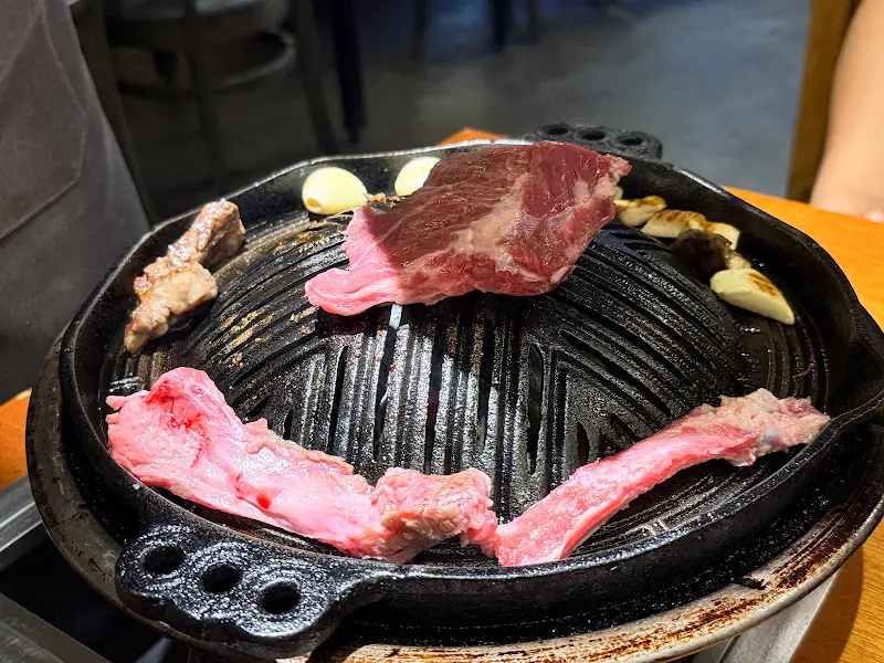 숯불 위에서 익어가는 신선한 양갈비