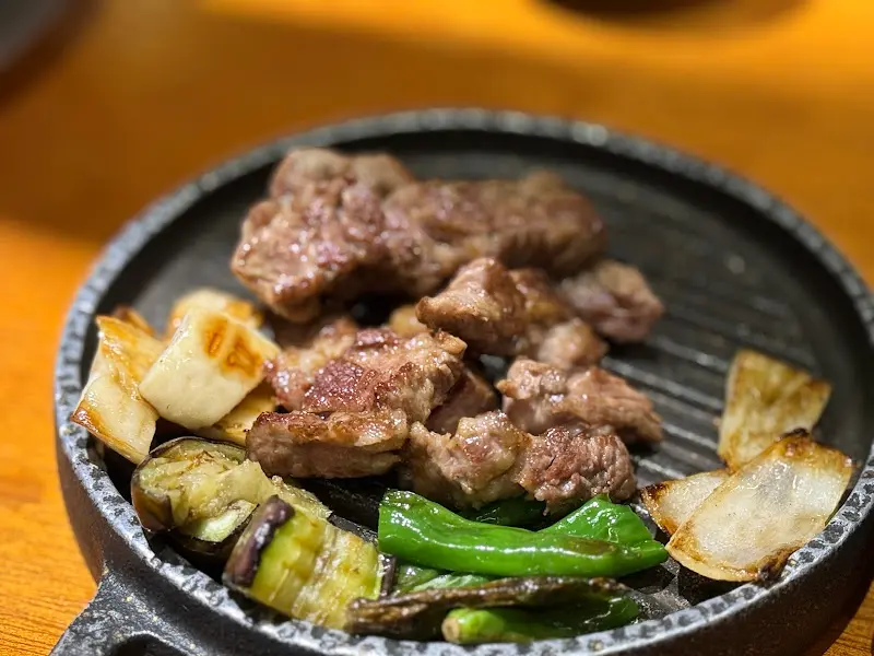 양고기와 함께 구워진 야채들