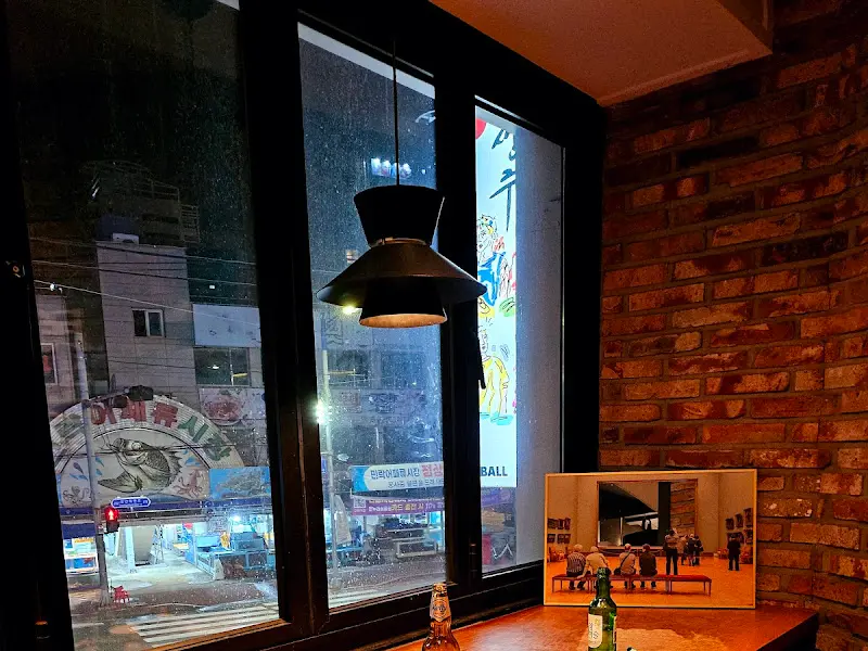 광안리 해변이 보이는 창가 자리