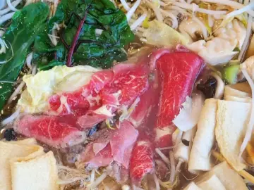 텅 빈 건물 속 뜻밖의 활기, OO동 가성비 샤브샤브 맛집 탐험기