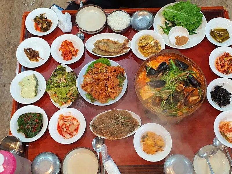 상이 가득 차려진 모습