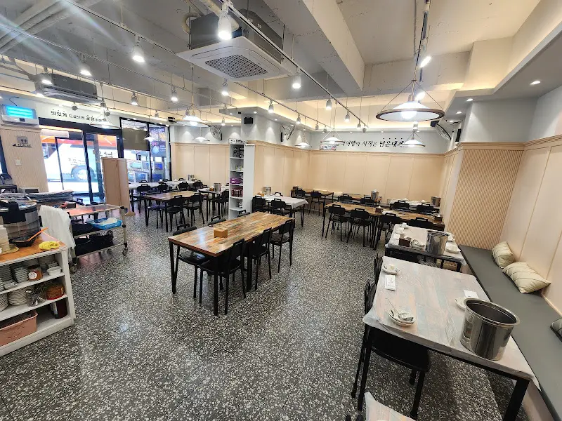 넓고 깔끔한 남은대게 내부