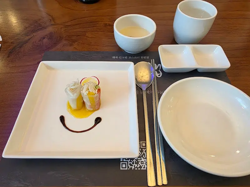 정갈하게 차려진 테이블 세팅