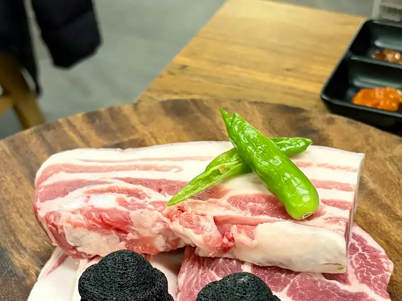 싱싱한 흑돼지 오겹살과 목살