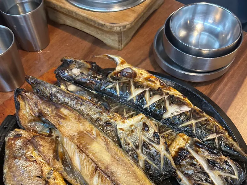 화덕에서 구워진 다양한 생선구이