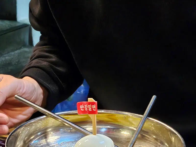 살얼음 동동 뜬 시원한 밀면