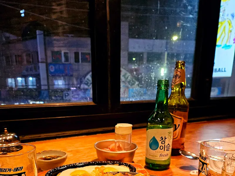 광안리 야경을 배경으로 즐기는 오징어회