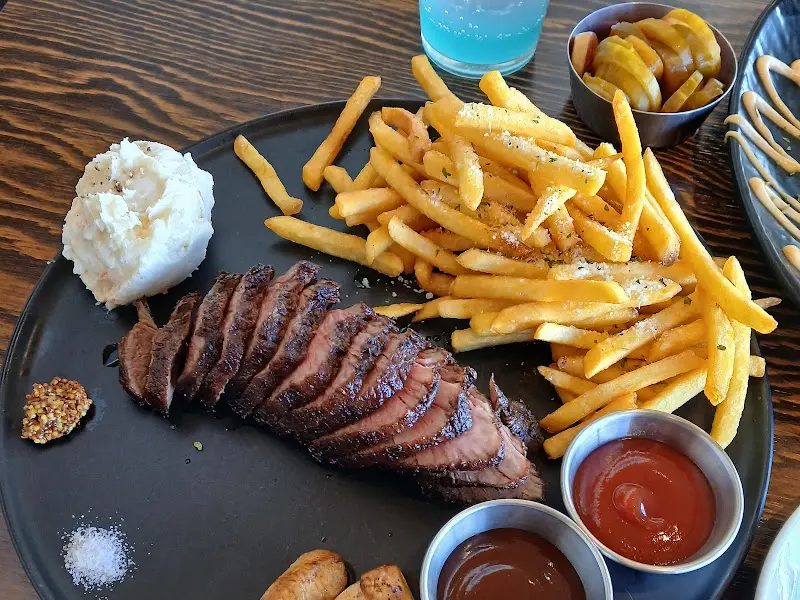 스테이크와 함께 제공되는 다양한 사이드 메뉴