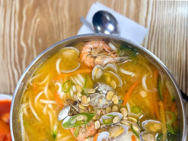 바지락, 새우, 야채가 듬뿍 들어간 장칼국수