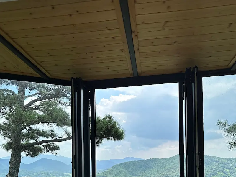 야외 테이블과 푸른 나무들