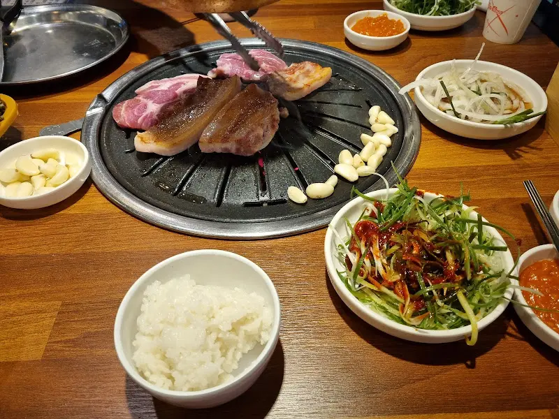 숯불 위에서 노릇노릇 익어가는 삼겹살