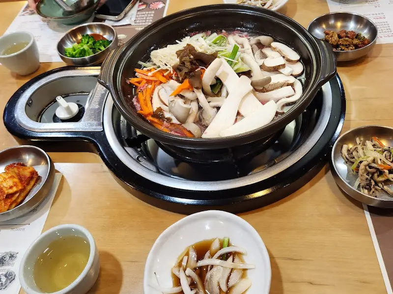 테이블 가득 차려진 한상차림