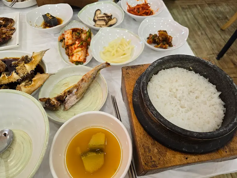 돌솥밥과 다양한 반찬들