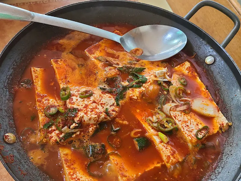 자작하게 졸여진 두부지짐