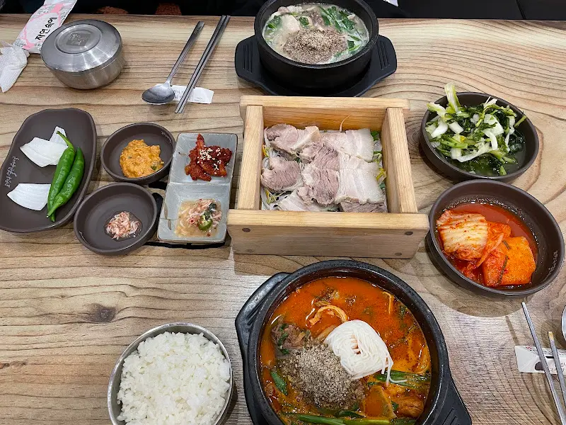 얼큰 순대국, 순 순대국, 편백 보쌈이 모두 차려진 푸짐한 한 상차림