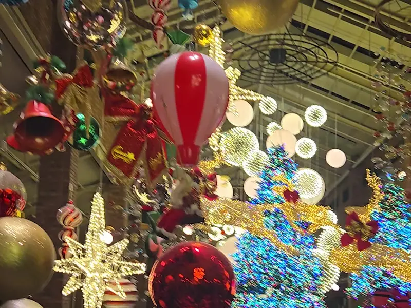 천장에 가득 매달린 화려한 크리스마스 장식들