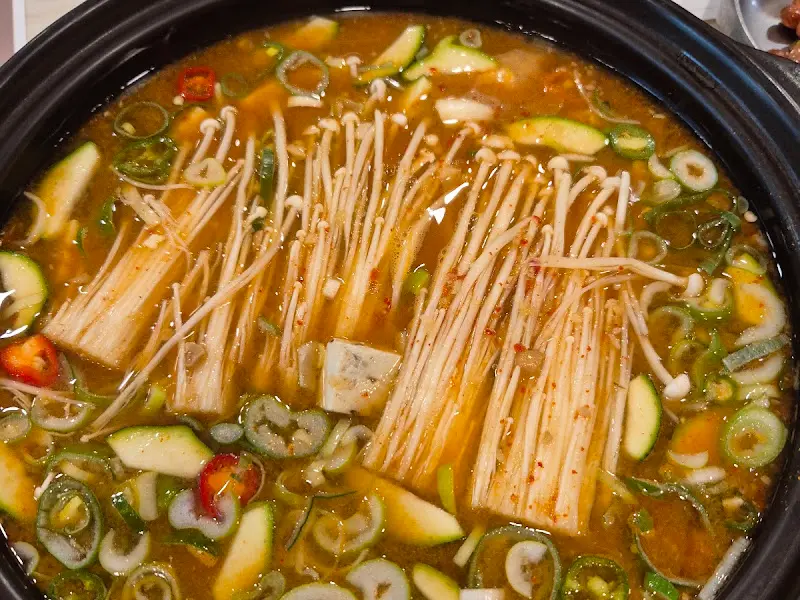 송이버섯이 듬뿍 들어간 된장찌개