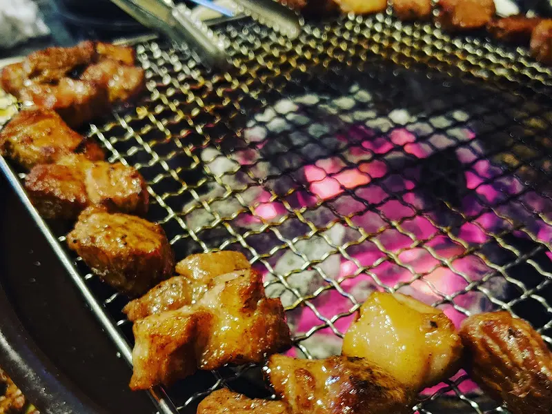 숯불 위에서 익어가는 목살