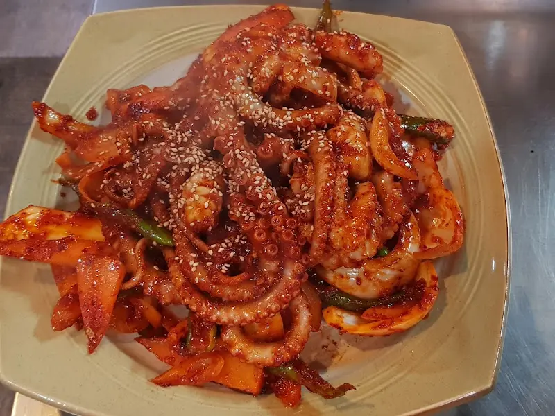 매콤한 양념이 돋보이는 낙지볶음