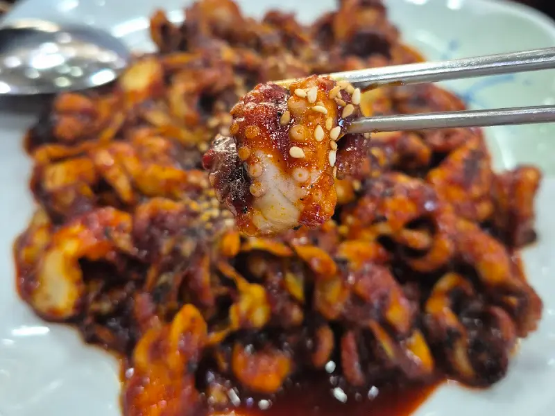 젓가락으로 집어올린 쭈꾸미 볶음