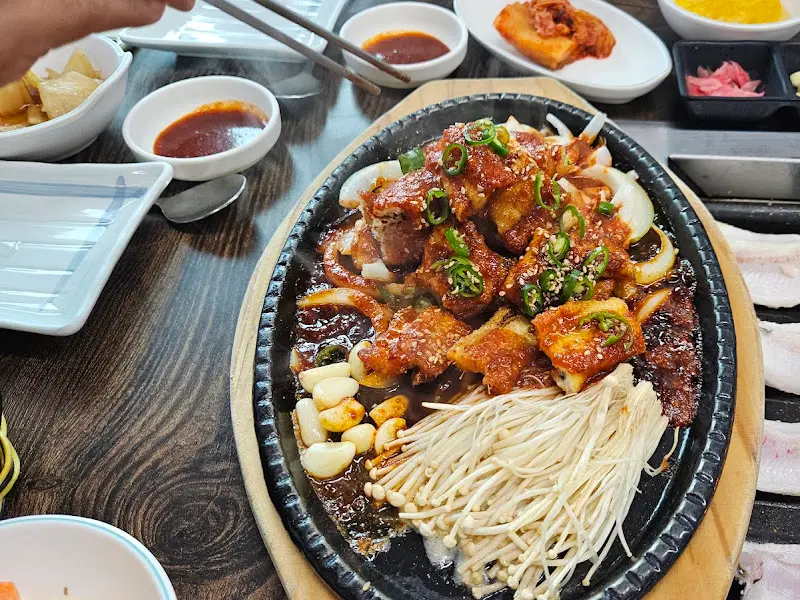 매콤달콤한 양념이 돋보이는 양념 장어구이