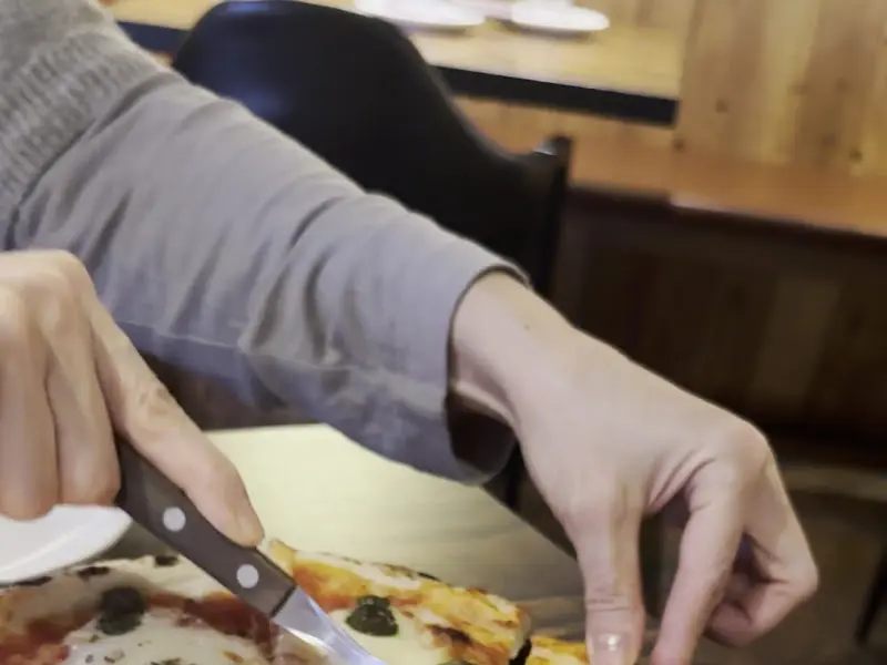 피자를 자르는 모습