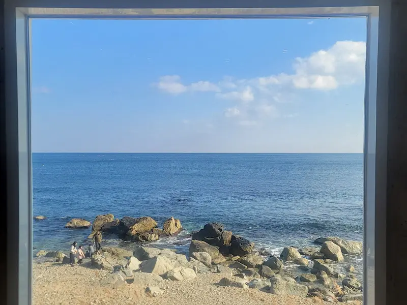 카페에서 보이는 바다 풍경
