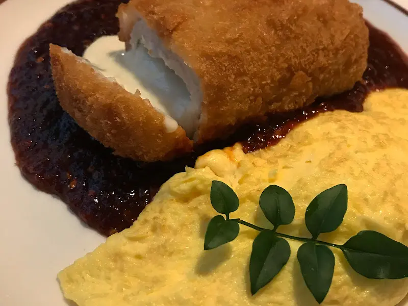 돈까스를 자른 단면, 치즈가 흘러내리는 모습