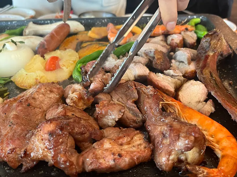 고기, 소세지, 새우, 야채를 함께 구워먹는 모습