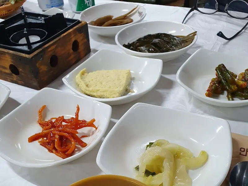 다양한 밑반찬들