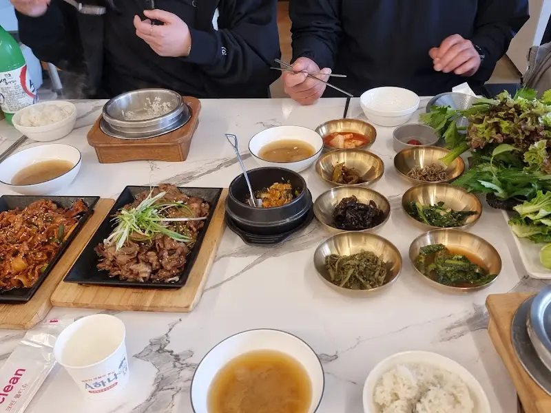 돌솥밥과 함께 즐기는 쌈밥