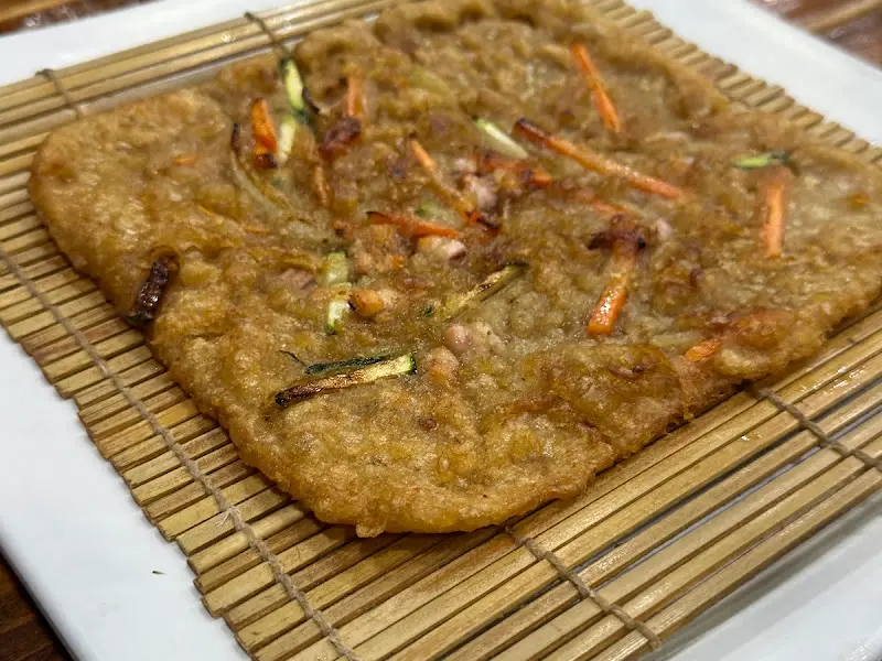 나무판 위에 놓인 도토리전