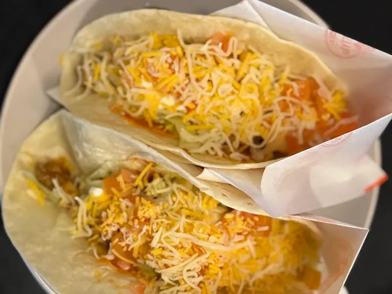 신선한 야채와 치즈가 가득한 타코