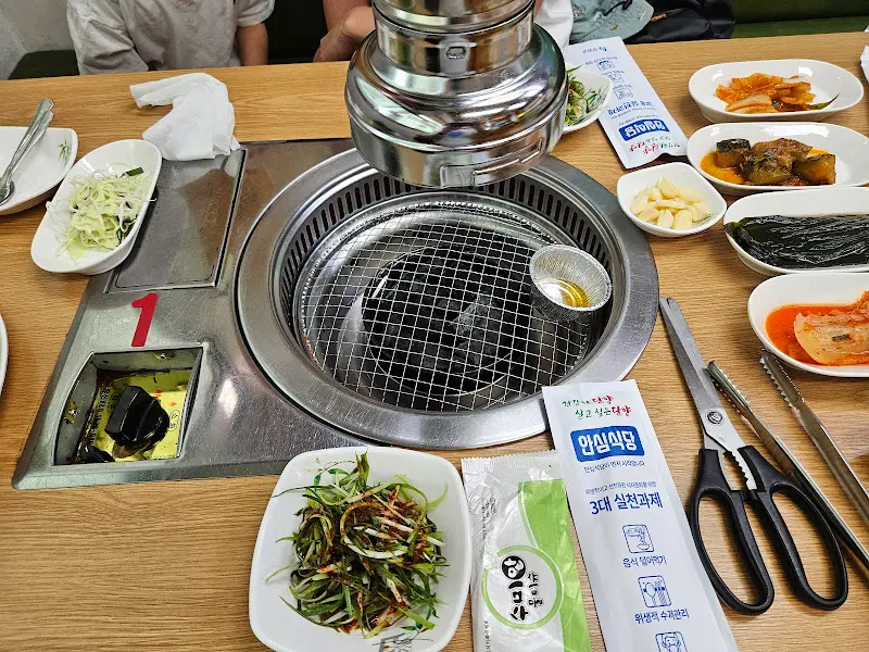 테이블에 차려진 한 상 차림. 깔끔하고 정갈한 모습이다.