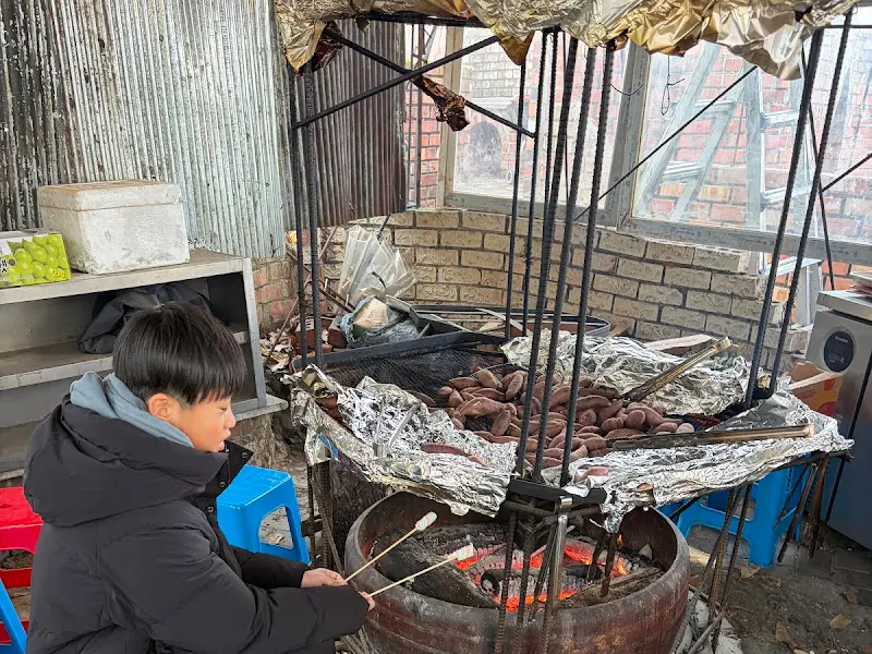 군고구마와 마시멜로우를 구워먹는 아이들