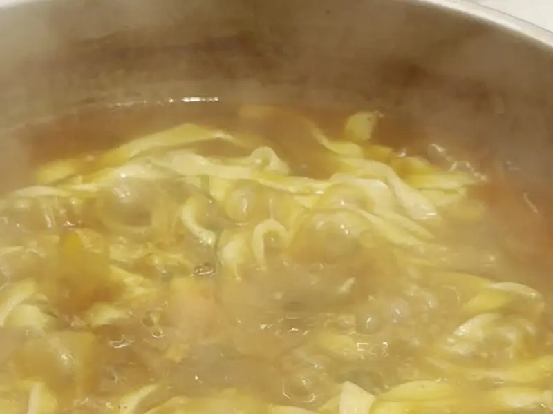 보글보글 끓고 있는 칼국수