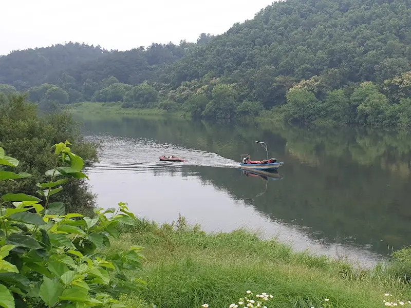 강 위를 지나가는 배