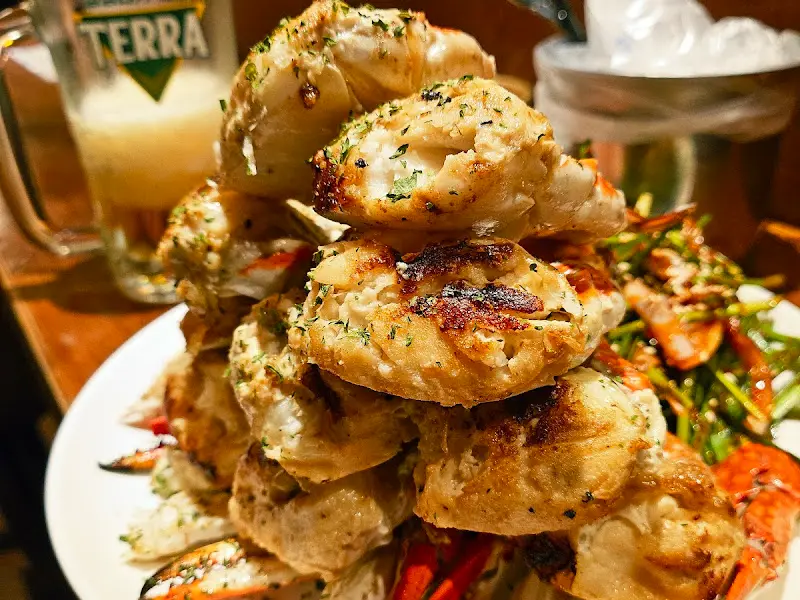 꽃게 구이가 먹음직스럽게 쌓여 있는 모습