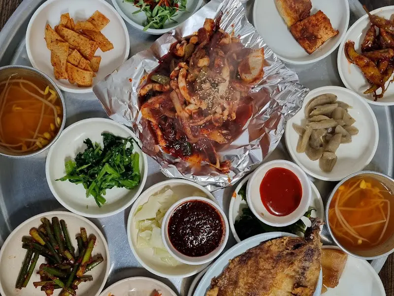 오징어두루치기와 반찬들 항공샷