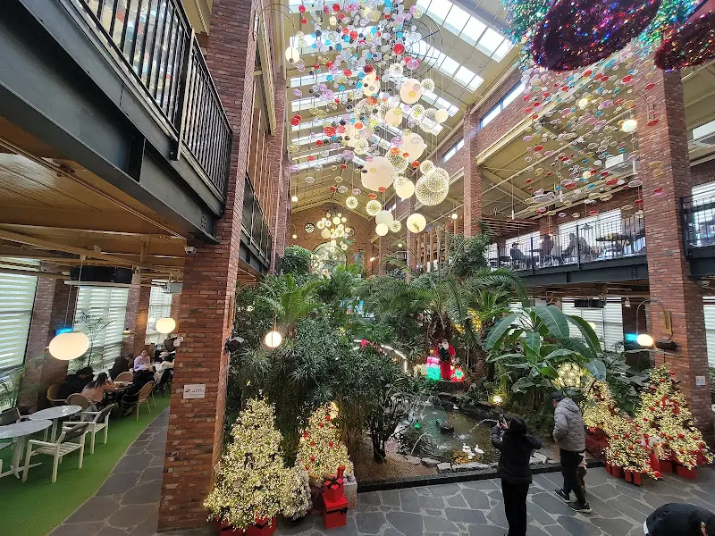 높은 천장과 화려한 조명, 그리고 곳곳에 배치된 크리스마스 장식들이 환상적인 분위기를 자아낸다.