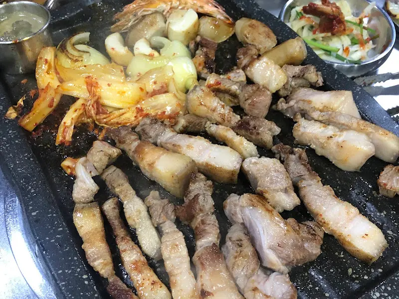흑돼지 오겹살과 김치의 조화